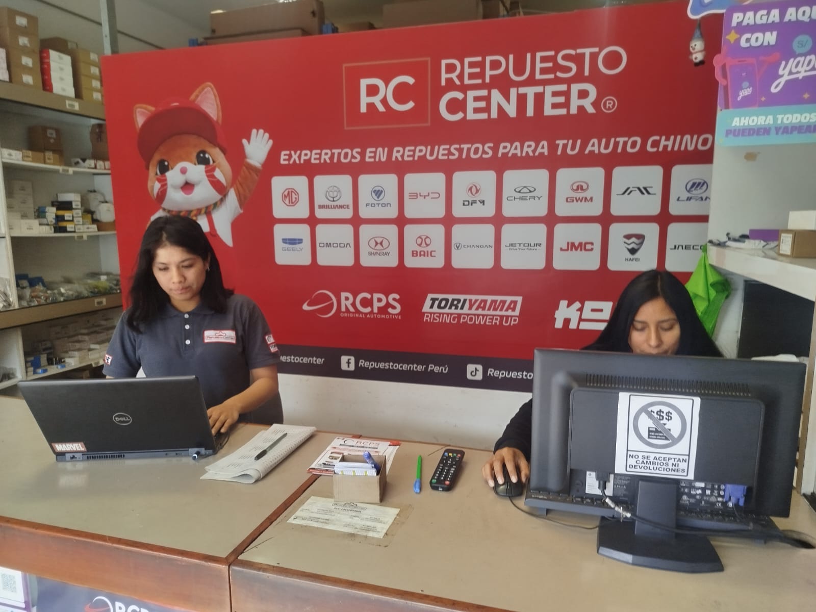 Interior de la tienda Repuesto Center